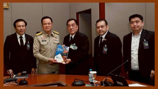 หอการค้าไทย-มอบ-‘สมุดปกขาว-2568’-เสนอรัฐบาลปลดล็อกเศรษฐกิจ-5-มิติ