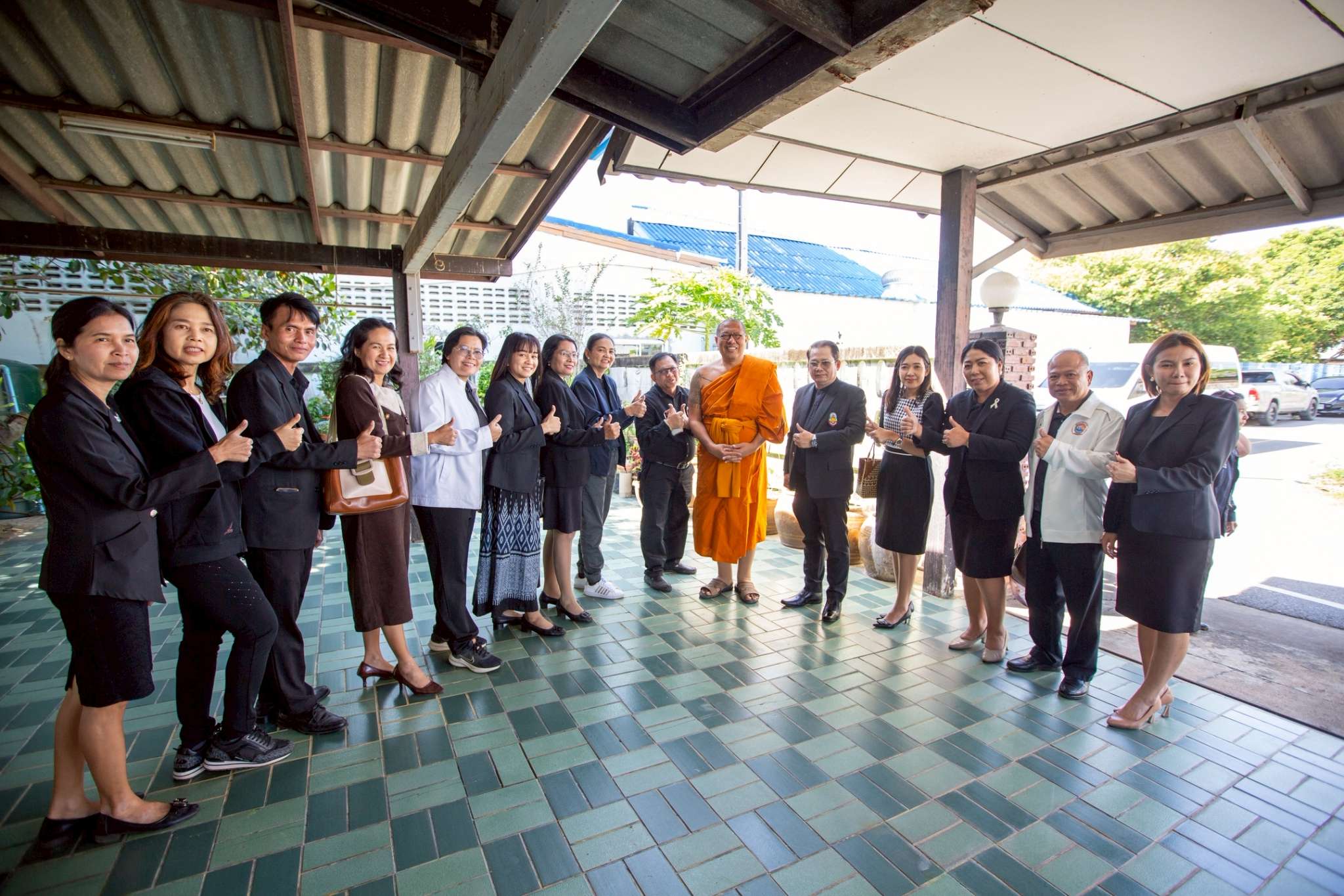 “หลวงพี่น้ำฝน”-นำครู-ผอ.มอบเงินช่วย’ครูชุลีพร’​วัย-87-ปี-พลิกชีวิตวัยชรา