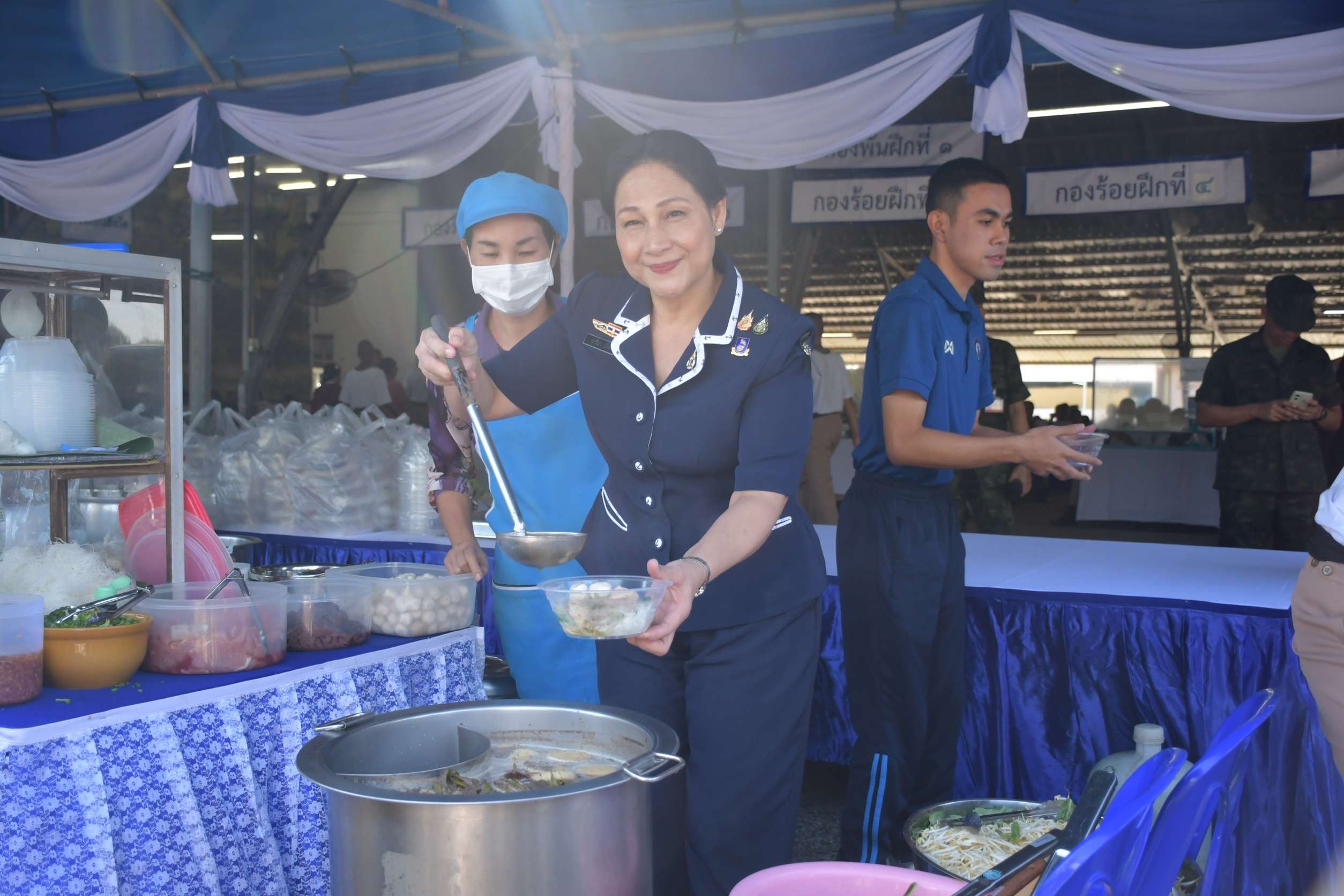 นายกสมาคมภริยาทหารเรือ-มอบอาหารมื้อพิเศษ-ให้ทหารใหม่-และครอบครัวที่ศูนย์ฝึกทหารใหม่-กรมยุทธศึกษาทหารเรือ-ในกิจกรรมวันญาติเยี่ยม