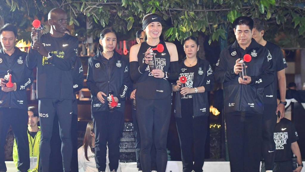พระราชินี-ทรงกดแตรปล่อยตัวนักวิ่ง-ฮาล์ฟมาราธอน-และทรงวิ่ง-ร่วมกับ-เอเลียด-คิปโชเก้