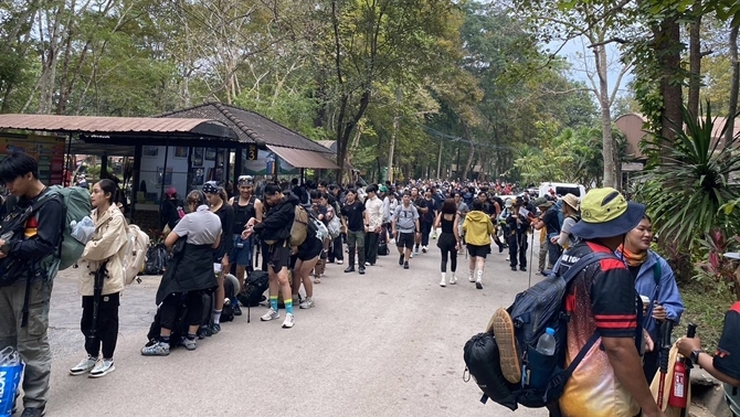 วันพ่อภูกระดึงคึกคัก-ต้อนรับนักท่องเที่ยวเกิน-2,500-คน-สัมผัสอากาศหนาว-13-องศา