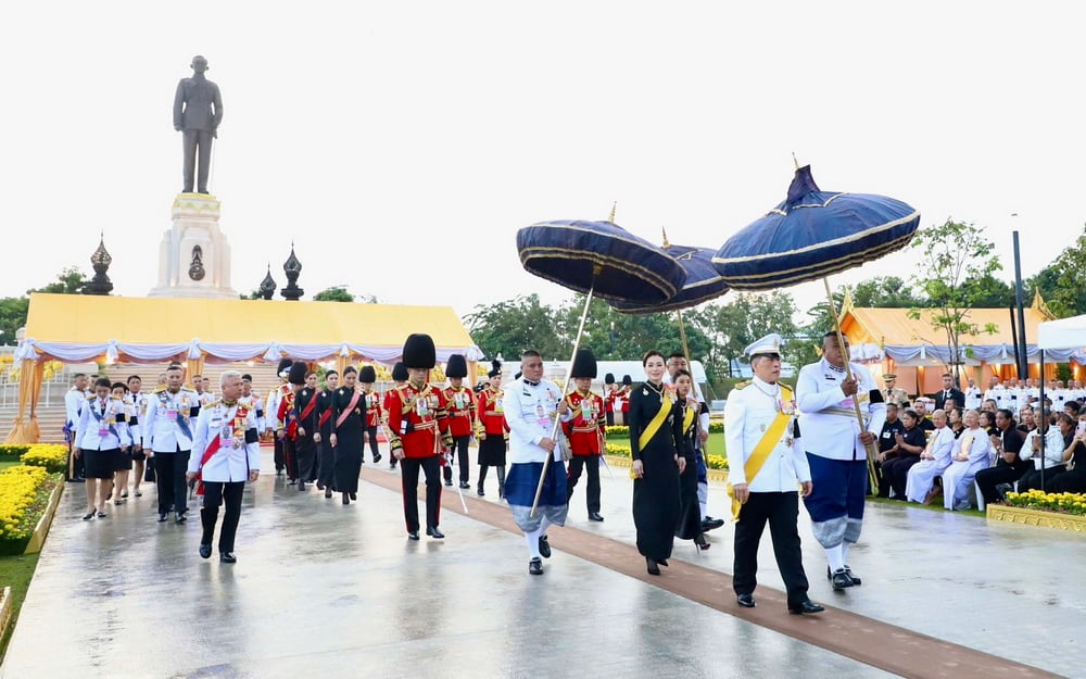 ในหลวง-พระราชินี-ทรงบำเพ็ญพระราชกุศลทักษิณานุปทาน-เนื่องในวันคล้ายวันพระบรมราชสมภพ-รัชกาลที่-9