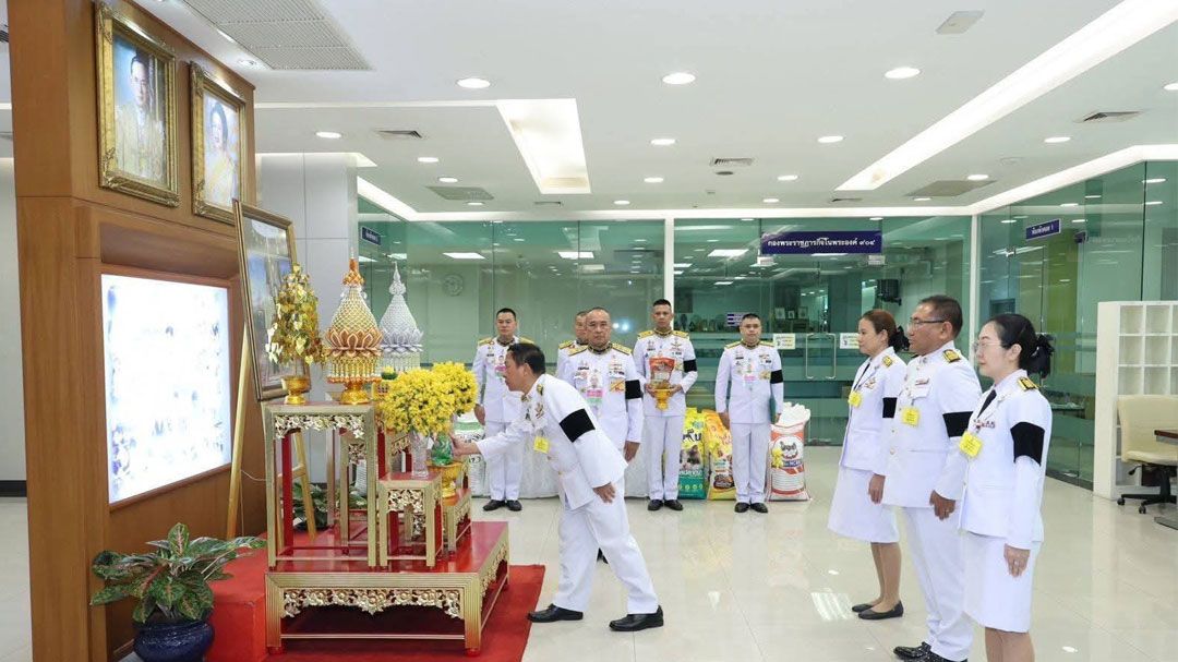 พระบาทสมเด็จพระเจ้าอยู่หัว-พระราชทานอาหารสัตว์เลี้ยงและสัตว์เศรษฐกิจ-แก่กรมปศุสัตว์-เพื่อมอบให้กับเกษตรกรที่ได้รับผลกระทบจากอุทกภัยพื้นที่ภาคใต้