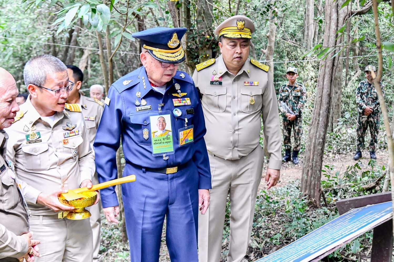 ทส.-ร่วมพิธีบวงสรวงตัดไม้จันทน์หอม-สำหรับจัดสร้างพระโกศจันทน์-และพระหีบจันทน์-งานพระราชพิธีถวายพระเพลิงพระบรมศพ-พระบรมราชชนนีพันปีหลวง