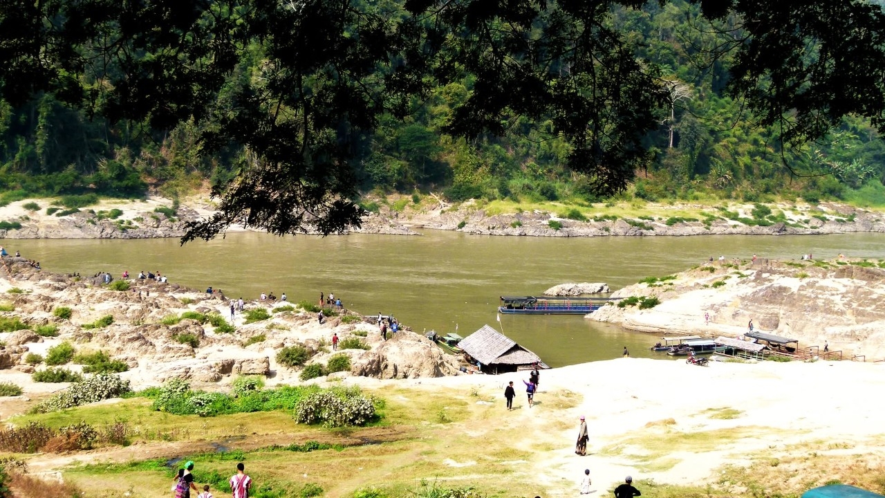 ชวนสัมผัสหมอกเหนือสายน้ำสาละวิน-ล่องเรือชมแม่น้ำสองสี-พักใจที่หาดทรายขาว-unseen-แห่งแม่ฮ่องสอน