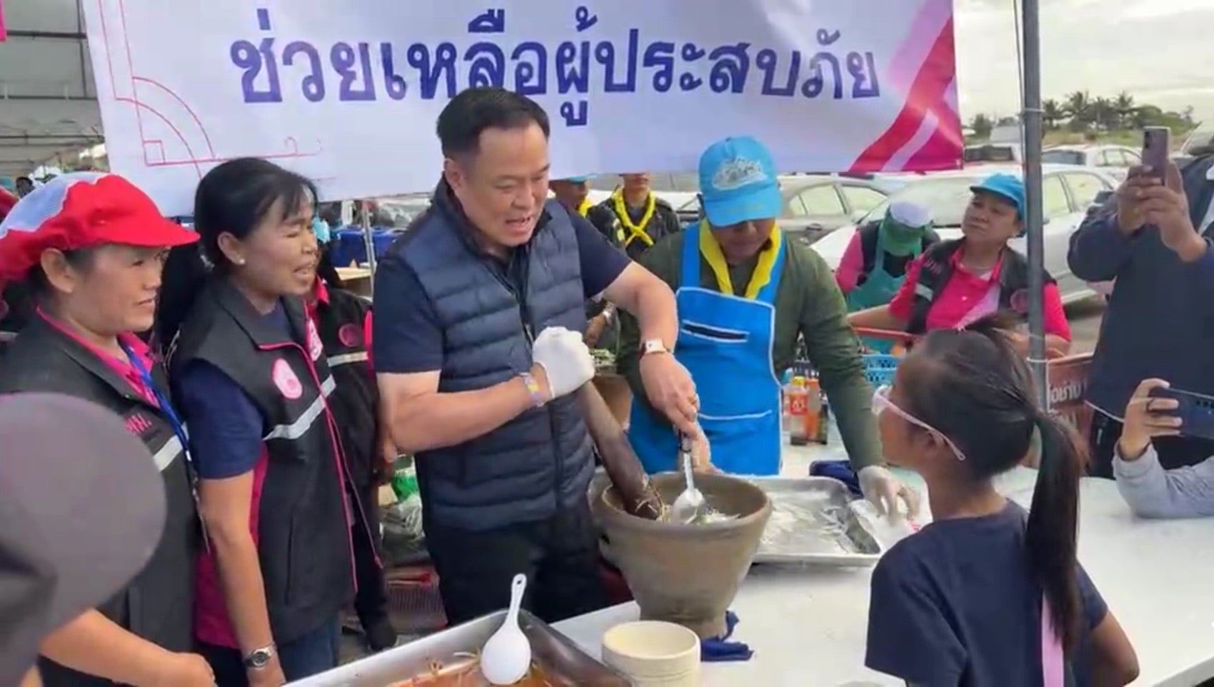 ‘อนุทิน’-โผล่บุรีรัมย์-ให้กำลังใจชาวบ้าน-–-จนท.-ในศูนย์อพยพ