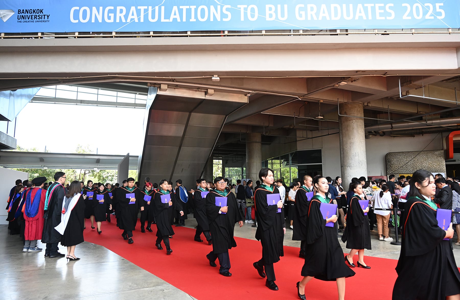 มหาวิทยาลัยกรุงเทพ จัดพิธีประสาทปริญญาบัตรแก่ผู้สำเร็จการศึกษา-ประจำปี-2568