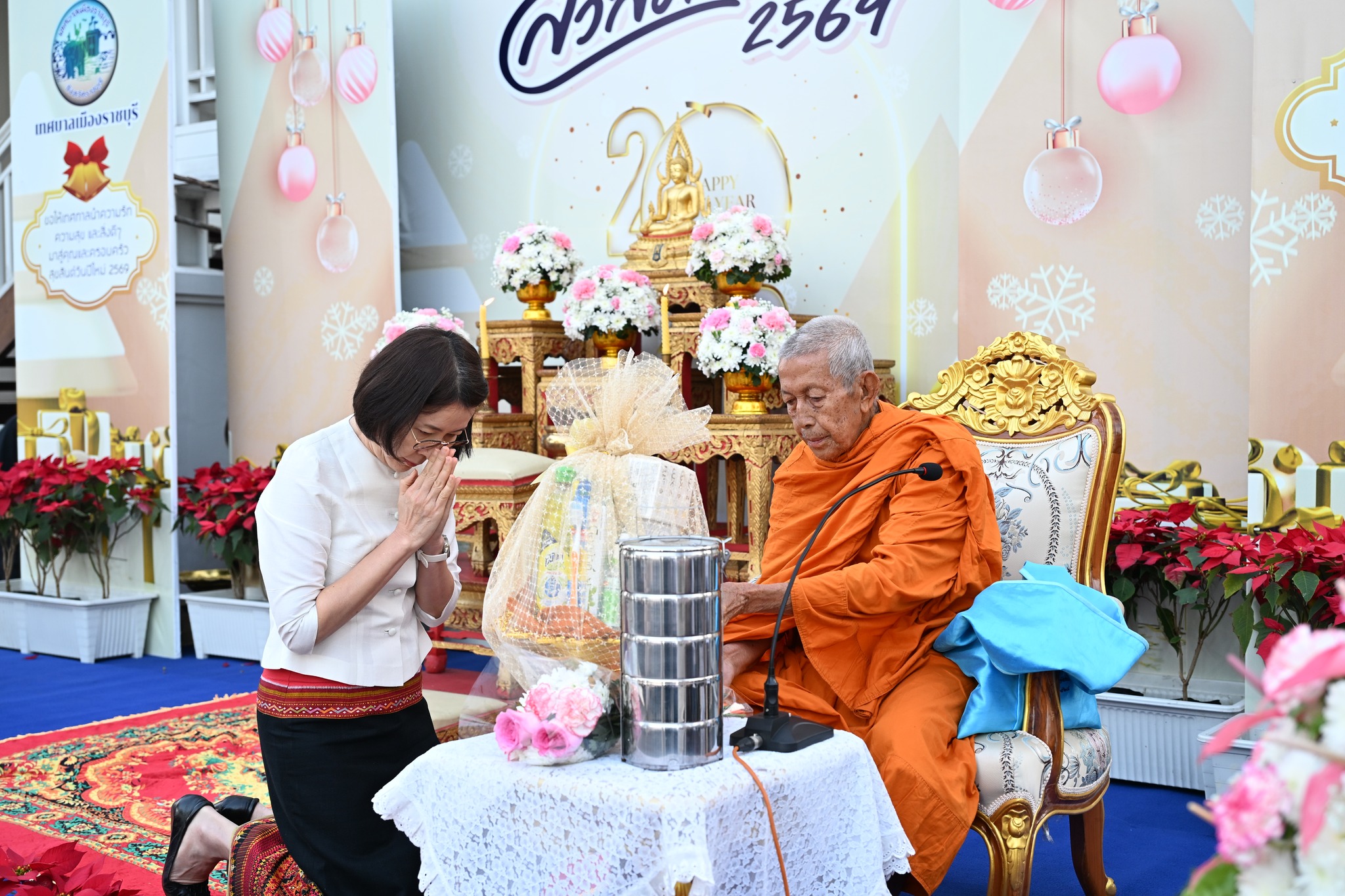 ผู้ว่าฯ-ราชบุรี-นำพุทธศาสนิกชนตักบาตรรับปีใหม่-2569-มุ่งเสริมสิริมงคลและกระตุ้นเศรษฐกิจท้องถิ่น