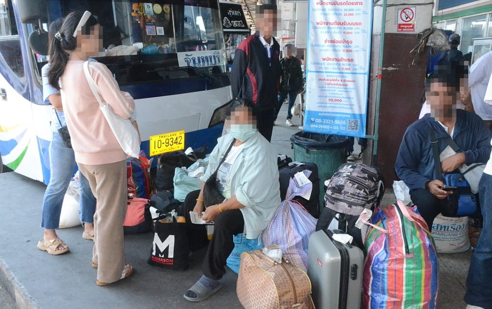 สถานีขนส่งโคราชหนาแน่น-ชาวอีสานเดินทางกลับไปทำงาน-หอบเสบียงอาหารประหยัดค่าใช้จ่าย