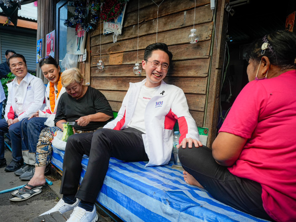 ‘ยศชนัน-สุริยะ’-สวมเสื้อเบอร์-9-นำทีมเพื่อไทยพร้อม-‘บุณยกร’-ผู้สมัคร-สสกทม.เบอร์-4-เขต-4-ลงพื้นที่ชุมชนคลองเตย-เยี่ยม-‘ครูประทีป’-พบปะประชาชน