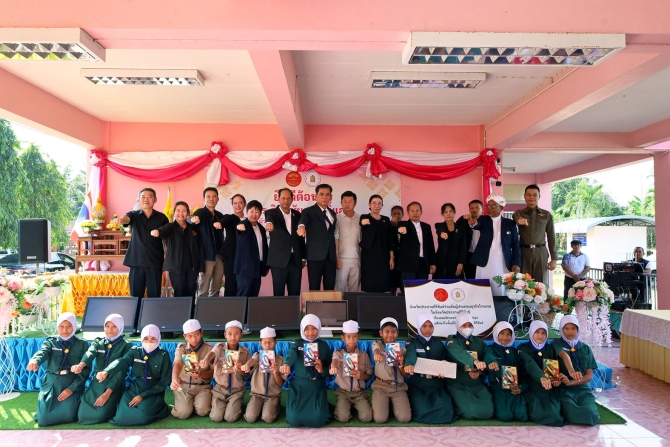 ผู้ว่าฯประจวบฯ-มอบคอมพิวเตอร์-งบสนับสนุนโรงเรียน-ยกระดับการศึกษา