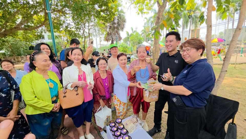 สมาคมท่องเที่ยวบ้านฉาง-จับมือ-5-อปท.-เปิด-“ตลาดเกษียณมาร์เก็ต”-ให้ผู้สูงอายุขายของฟรี-สร้างรายได้