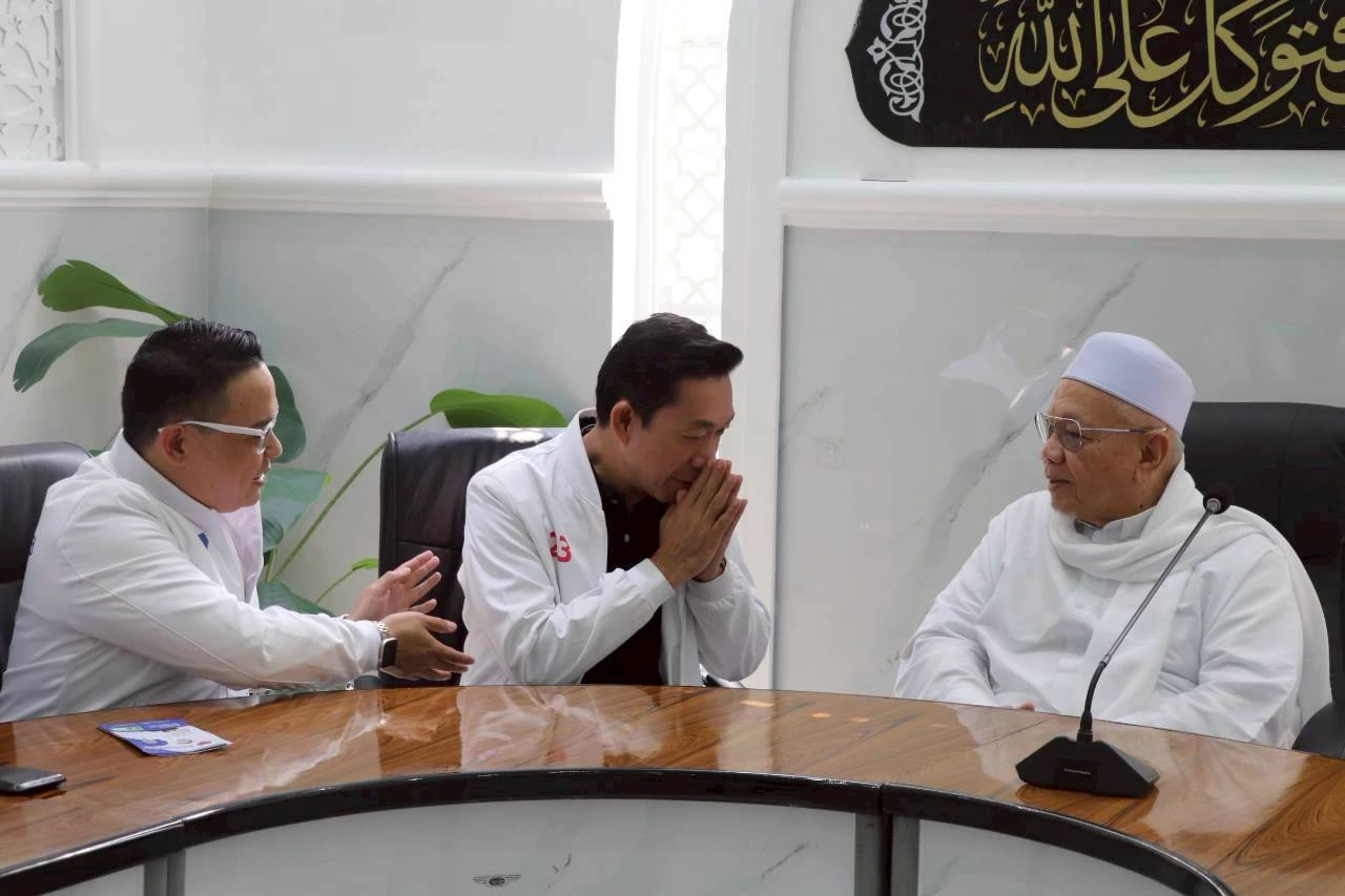 ‘ปวงชนไทย’-เข้าคารวะ-จุฬาราชมนตรี-รับปากแก้เศรษฐกิจปากท้อง