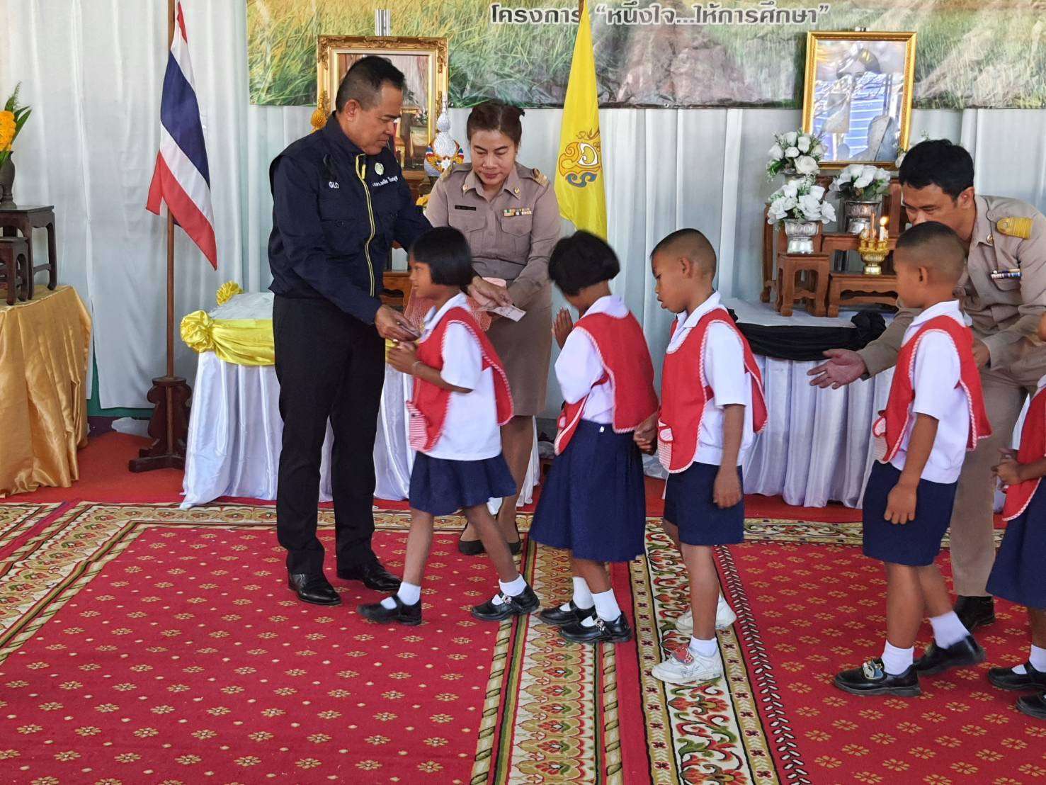 กองสลากฯ-สภาสังคมสงเคราะห์ฯ-มูลนิธิมิราเคิล-ออฟไลฟ์-มอบทุนการศึกษา-อุปกรณ์การเรียน-เครื่องกีฬานักเรียน-รร.เพียงหลวง-๘-สุรินทร์