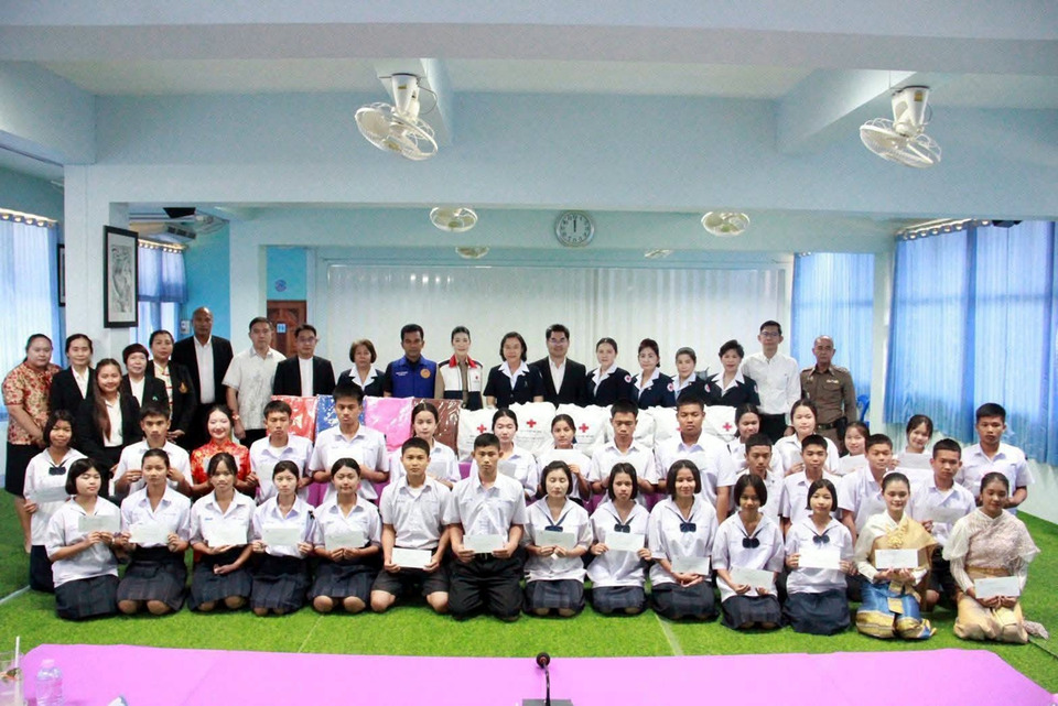 ผู้ว่าฯ-กาญจนบุรี-ลงพื้นที่เยี่ยมนักเรียนทุนพระราชานุเคราะห์-พร้อมมอบกำลังใจ