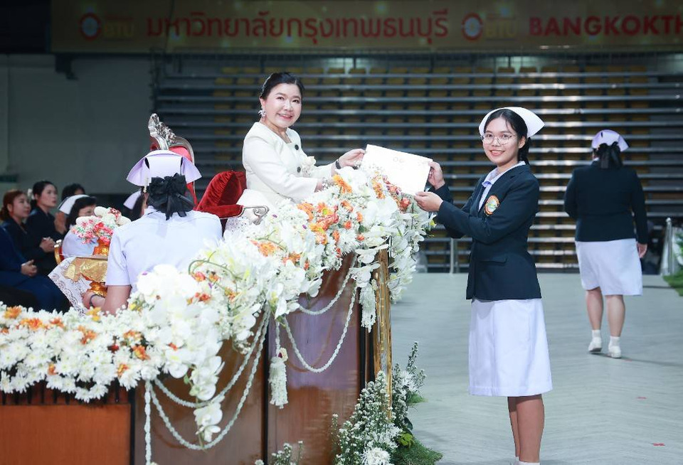 “ศดร.บังอร”-มอบแถบหมวก-เข็มสัญลักษณ์แก่ผู้สำเร็จการศึกษาหลักสูตรพยาบาลศาสตรบัณฑิต