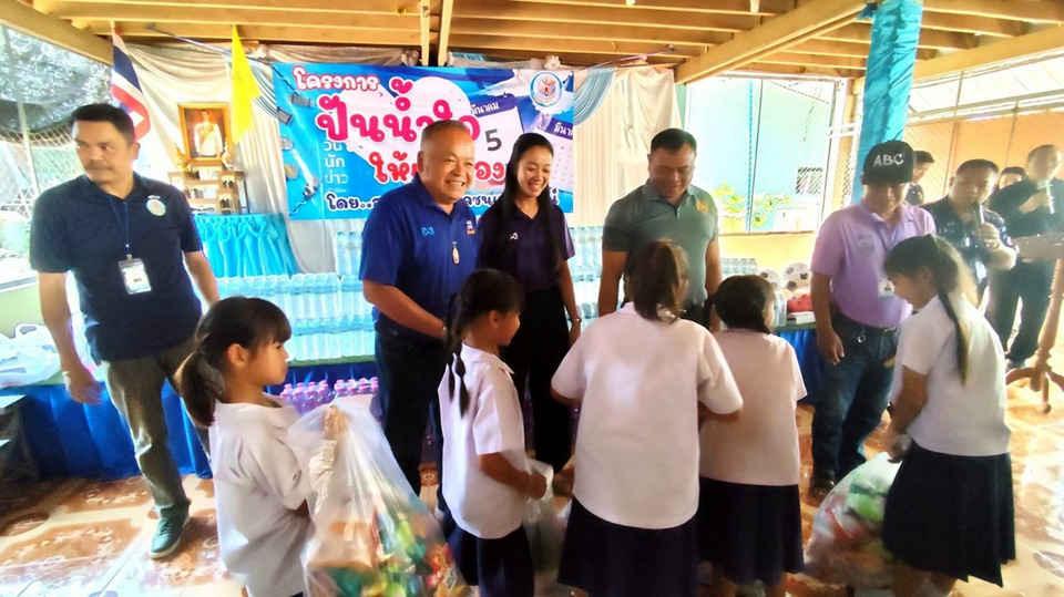 สื่อมวลชนเพชรบูรณ์จัด-“ปั่นน้ำใจให้น้อง”-มอบทุนการศึกษา-38-ทุน-อุปกรณ์กีฬา-เนื่องในวันนักข่าว