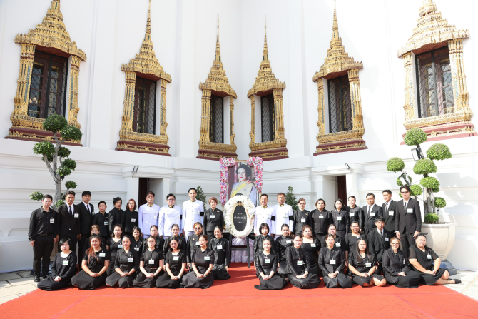 ลามิน่าร่วมเป็นเจ้าภาพบำเพ็ญกุศลถวายพระบรมศพ-สมเด็จพระนางเจ้าสิริกิติ์-พระบรม-…-–-บ้านเมือง