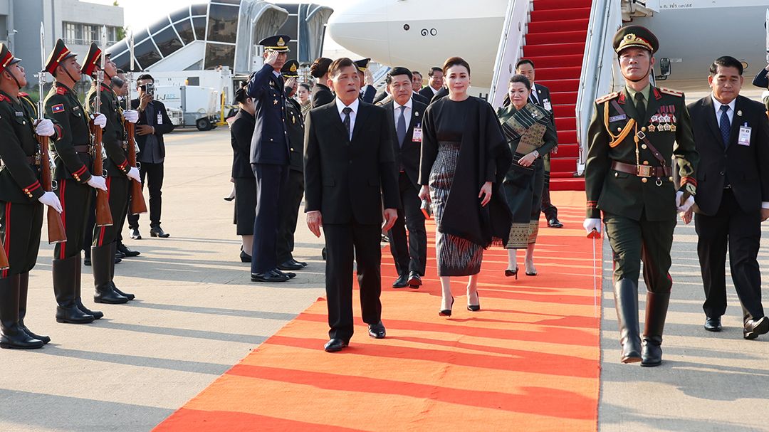 ในหลวง-พระราชินี-เสด็จฯ-เยือนสาธารณรัฐประชาธิปไตยประชาชนลาวอย่างเป็นทางการ