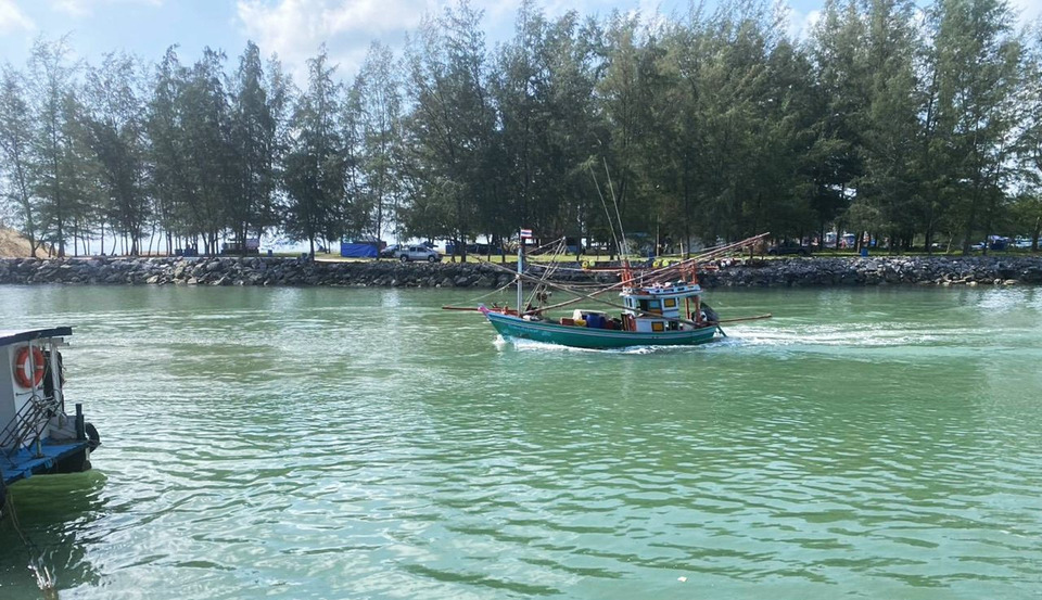 วิกฤตน้ำมันขาดแคลน! บางสะพานน้อยเรือจอดนับสิบ ปลาขาดตลาด ท่องเที่ยวสะดุดหนัก