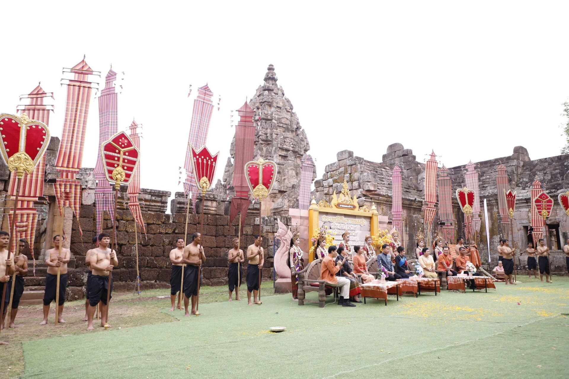 บุรีรัมย์จัดใหญ่-‘ประเพณีขึ้นเขาพนมรุ้ง’-ชมมหัศจรรย์อาทิตย์ขึ้นส่อง 15 ช่องประตูปราสาท