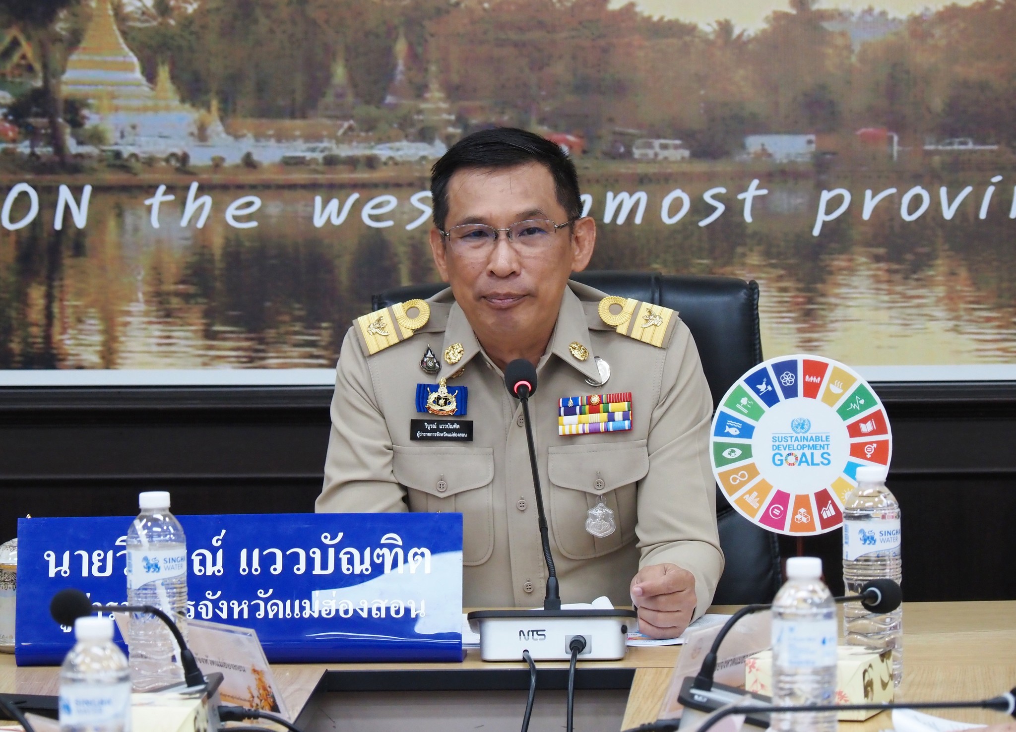 ผู้ว่าราชการจังหวัดแม่ฮ่องสอน เป็นประธานการประชุมคณะกรรมการร่วมภาครัฐและเอกชนเพื่อแก้ไขปัญหาเศรษฐกิจจังหวัดแม่ฮ่องสอน
