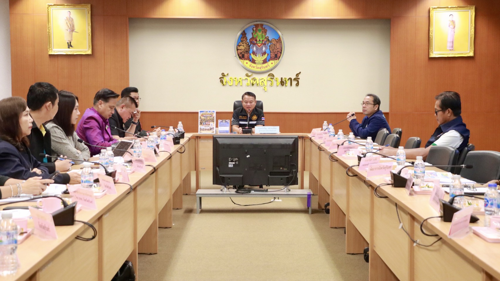 ผู้ว่าฯ สุรินทร์  ประชุม กรอ.จังหวัด ขับเคลื่อนเศรษฐกิจ แก้ปัญหาพื้นที่ พร้อมยกระดับผ้าไหมสุรินทร์สู่มาตรฐานและสร้างความเชื่อมั่น